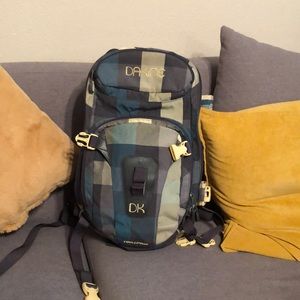 Dakine heli pro snow backpack. Green/yellow/grey